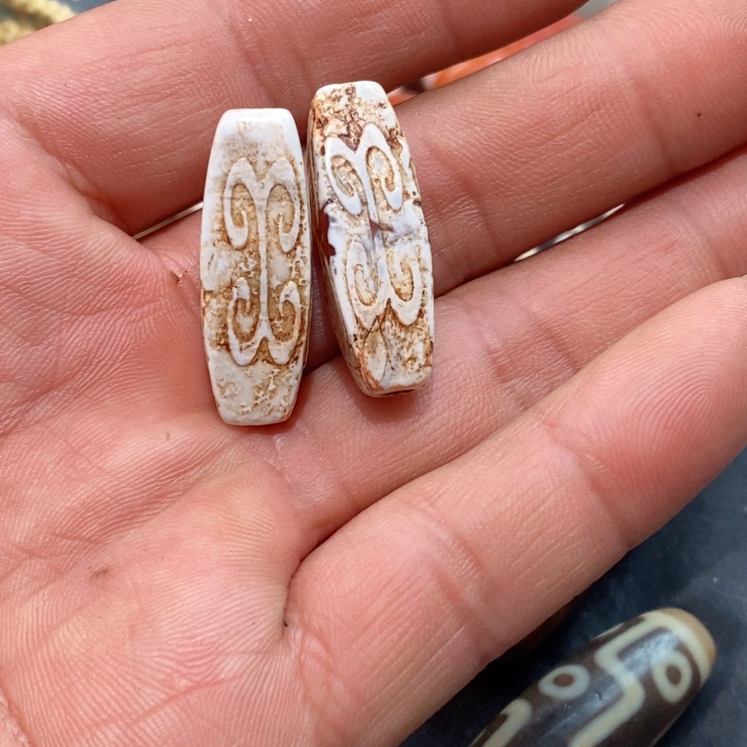 DIY琉璃珠子的颜色是蓝色和白色