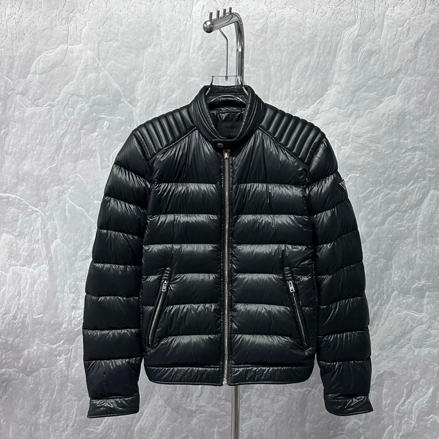 99新 Prada/普拉达  金属三角标羽绒服外套 50码 P01342