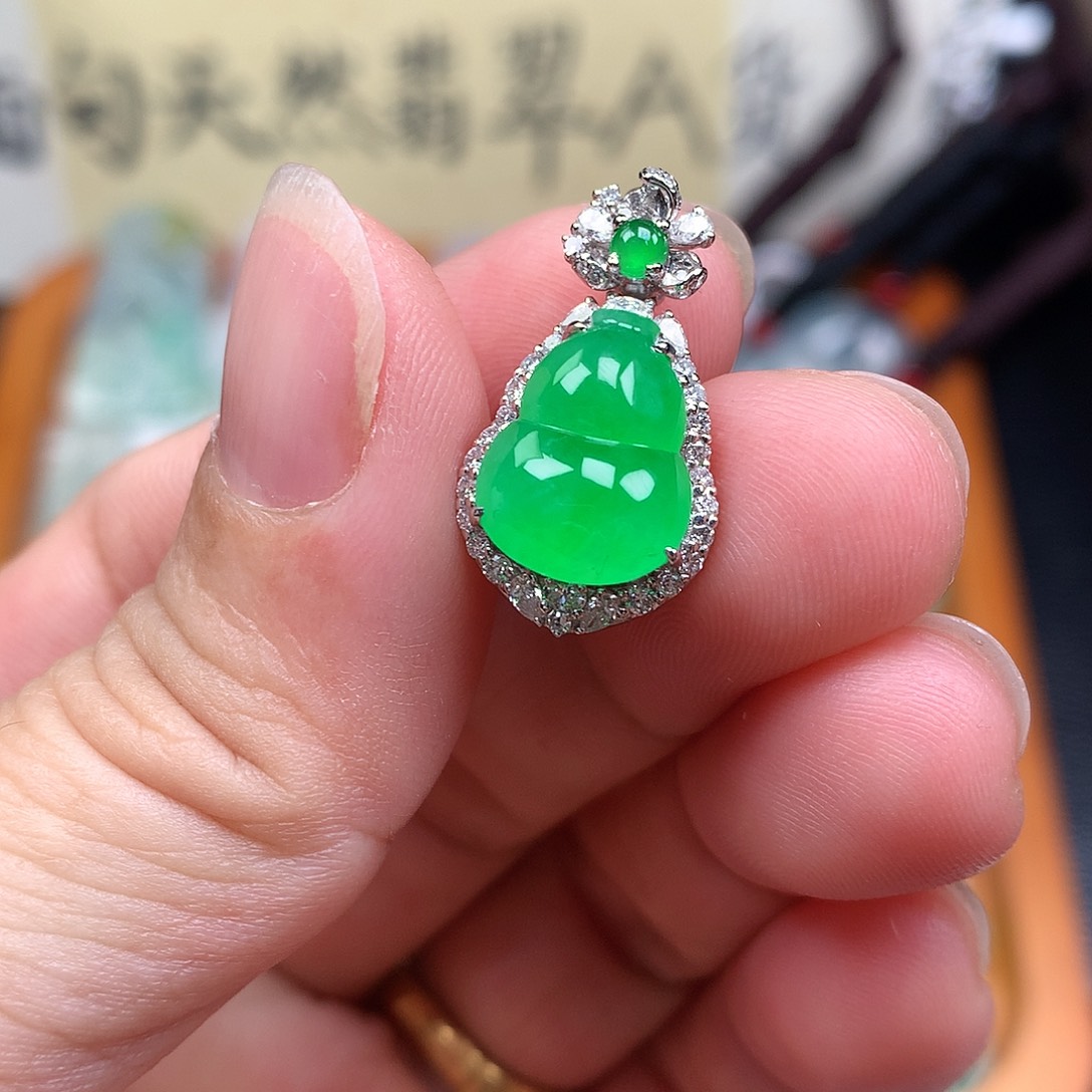 翡翠裸石18K金镶嵌缅甸天然A货翡翠阳绿葫芦