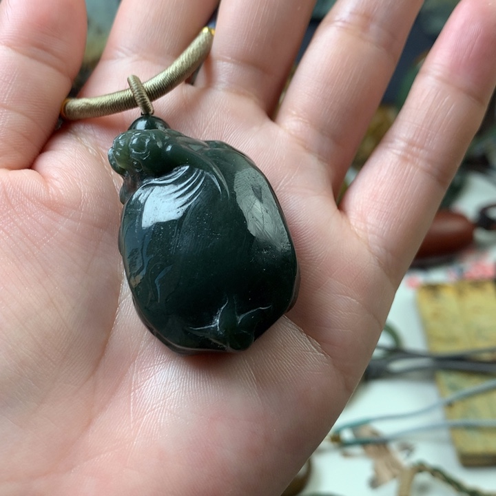 透闪石质玉挂件未镶嵌