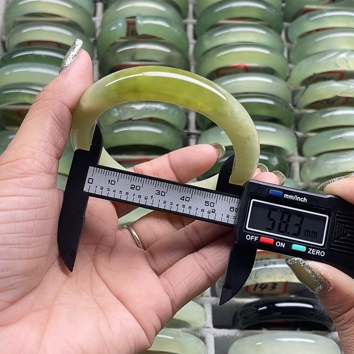 蛇纹石玉未镶嵌手镯138