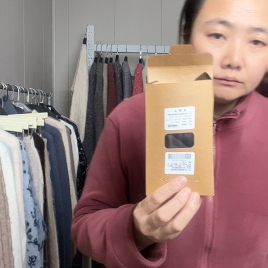灰色和咖色袜子各一双