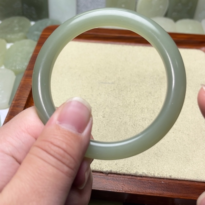 和田玉未镶嵌颈饰し****ヴ