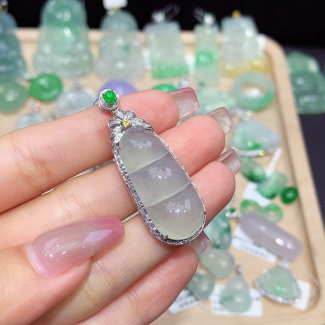 翡翠18K金镶嵌颈饰翡翠