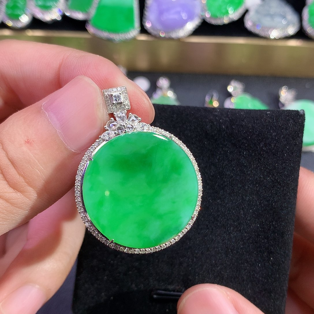 翡翠18K金镶嵌颈饰