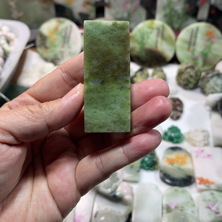 独山玉未镶嵌颈饰