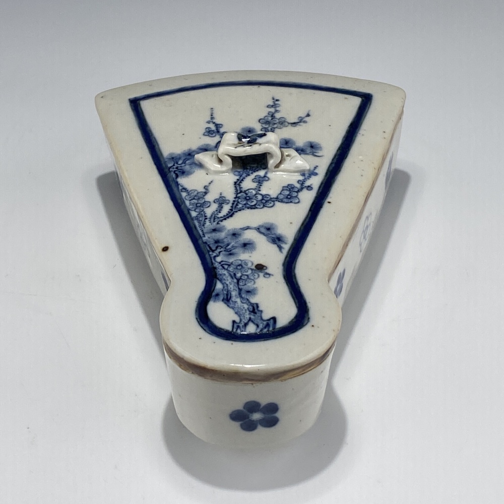 lot 22405 清道光 青花岁寒三友纹扇形盖盒