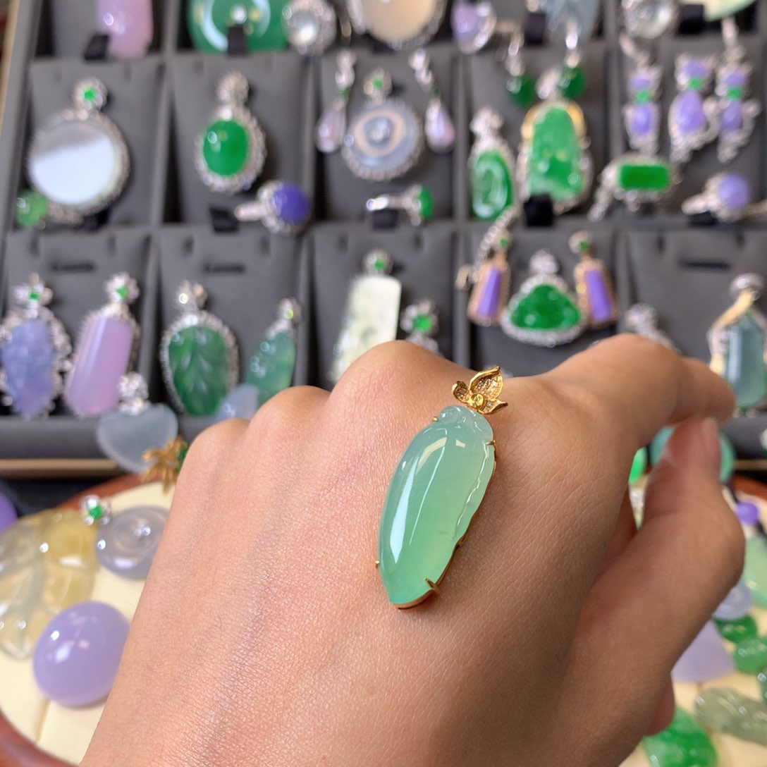 翡翠颈饰18K金镶嵌吊坠