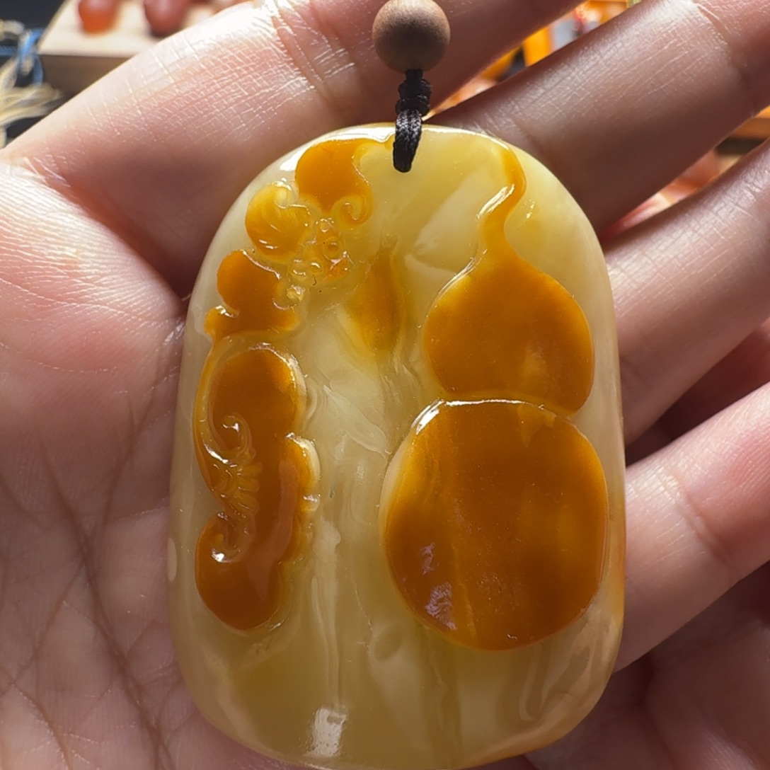 琥珀裸石未镶嵌原石雕刻件