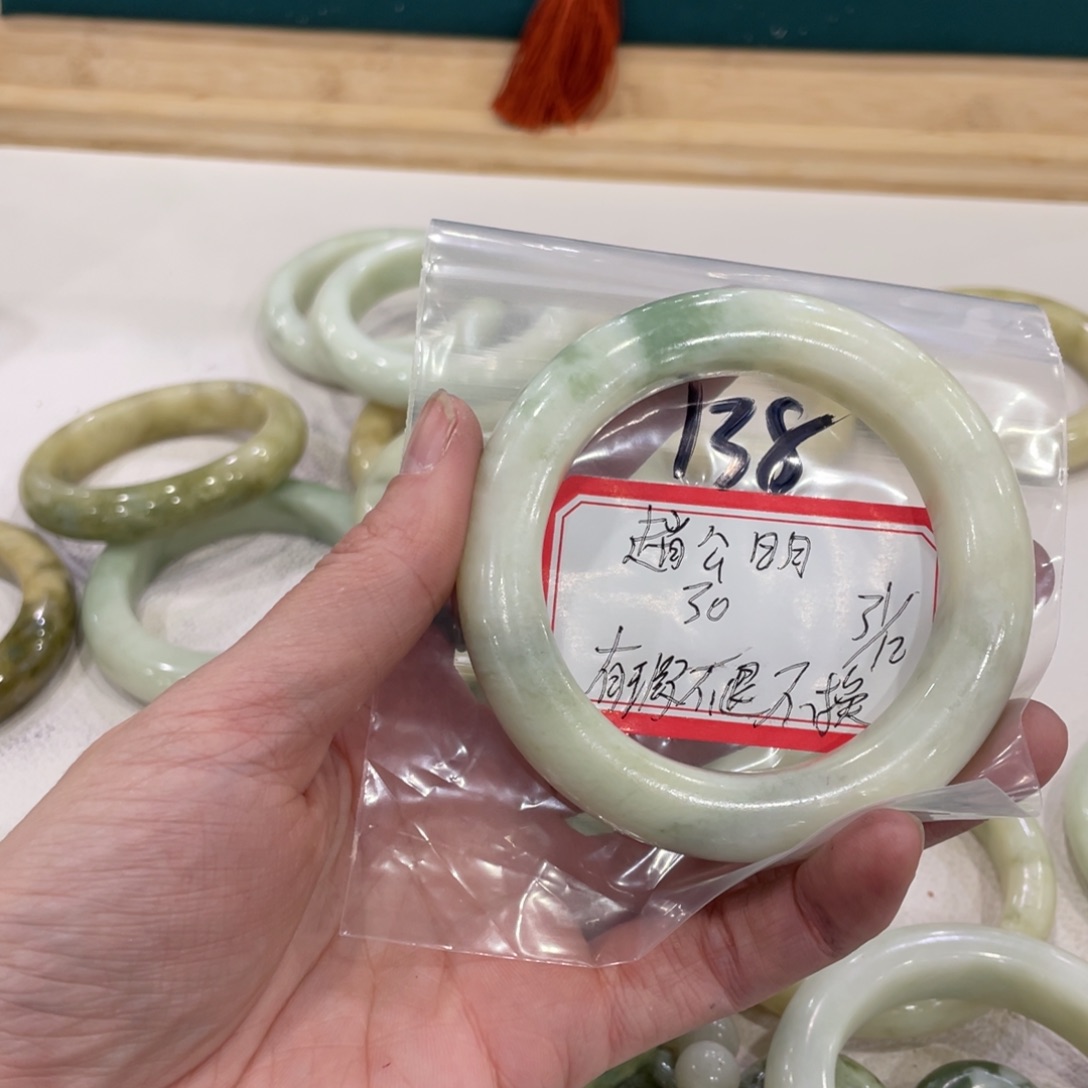 逍***明蛇纹石玉未镶嵌手镯