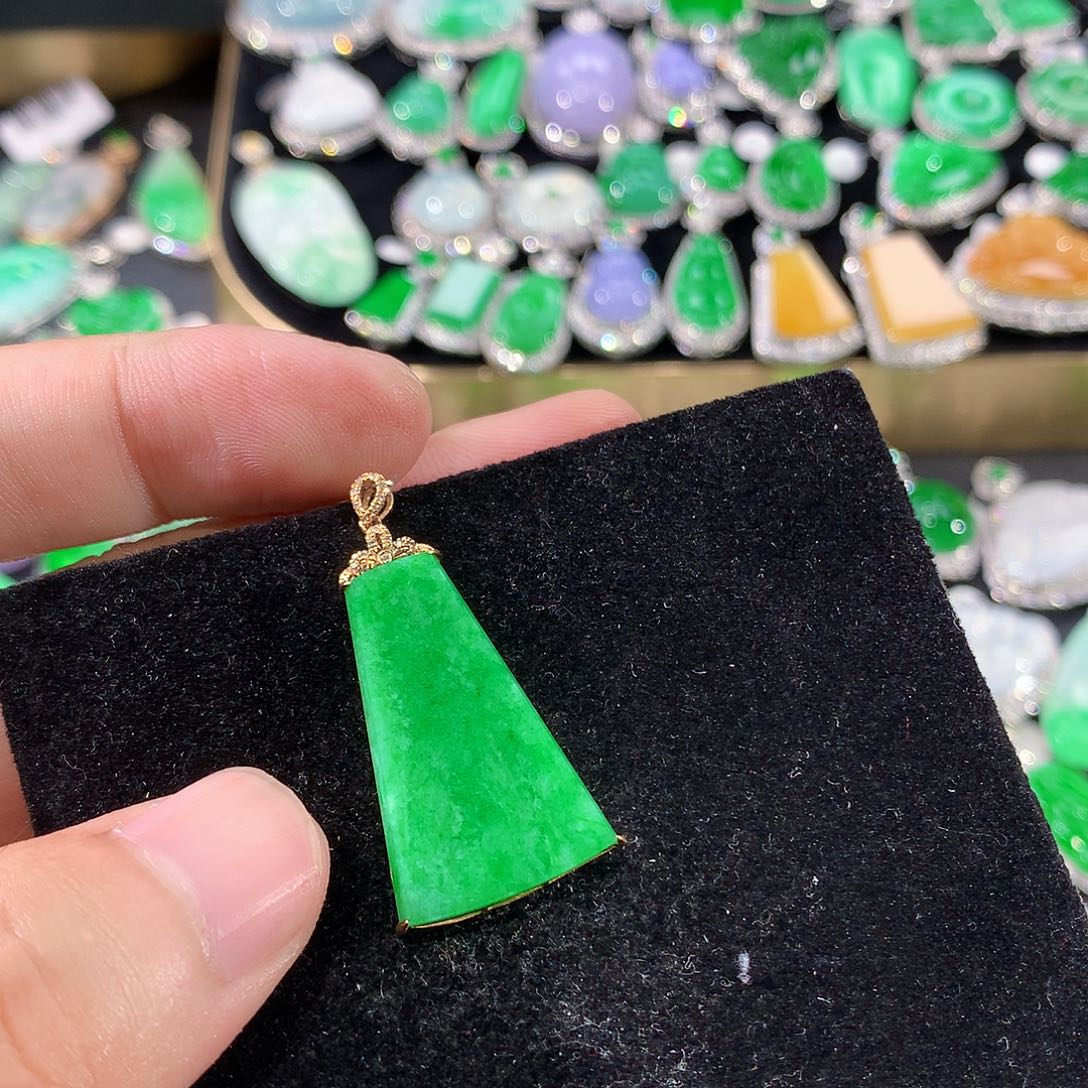 翡翠18K金镶嵌颈饰