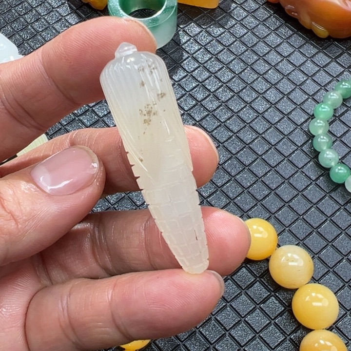 石英质玉（黄龙玉）颈饰未镶嵌