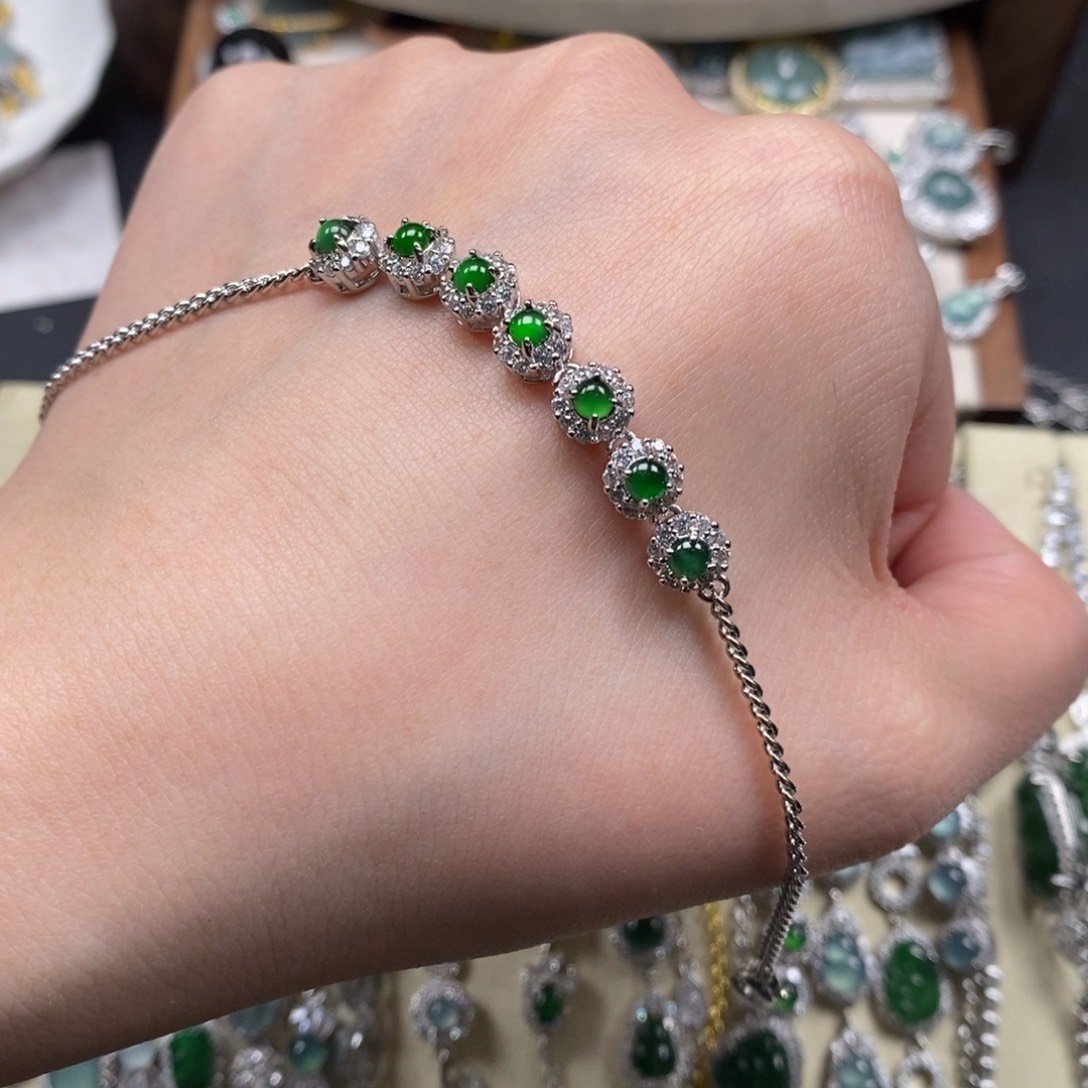 翡翠颈饰未镶嵌翡翠