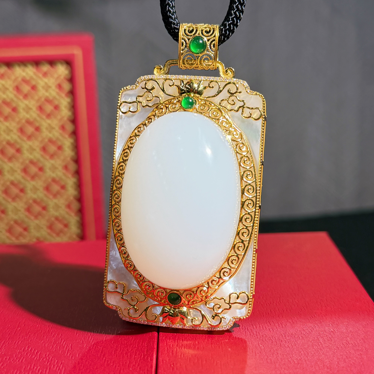 18K金镶嵌高品质蛋面吊坠精致典雅复古轻奢挂件64*32*18