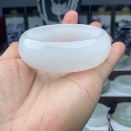石英质玉（金丝玉）手镯未镶嵌?