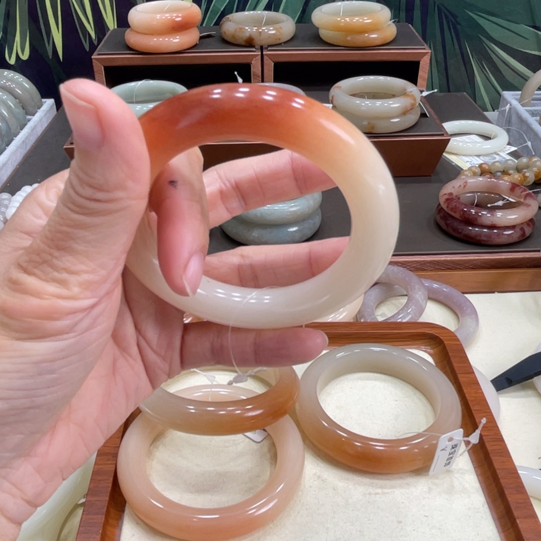 刘***g石英岩玉未镶嵌手镯