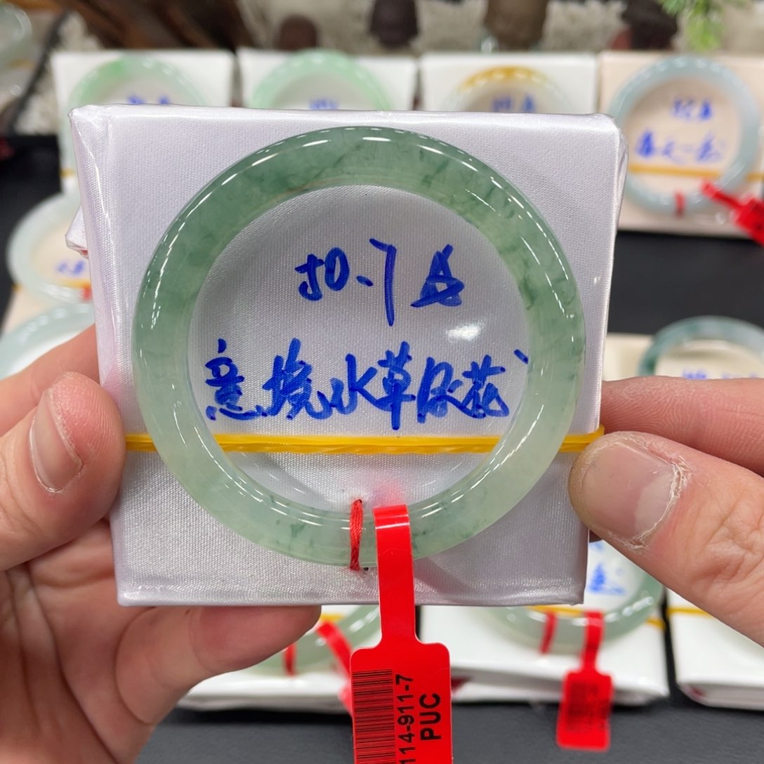 翡翠手镯未镶嵌翡翠