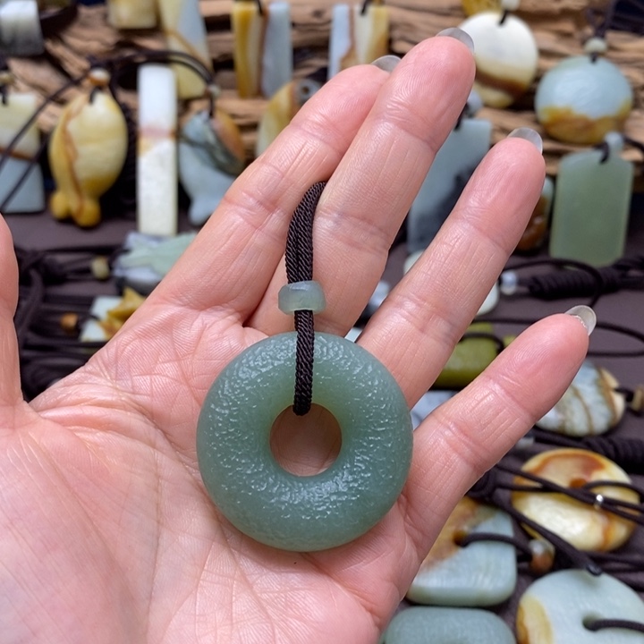 火***机蛇纹石玉未镶嵌颈饰