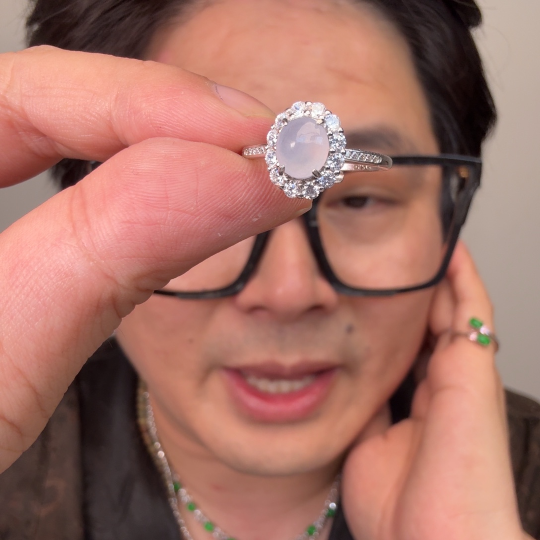 翡翠未镶嵌颈饰一件