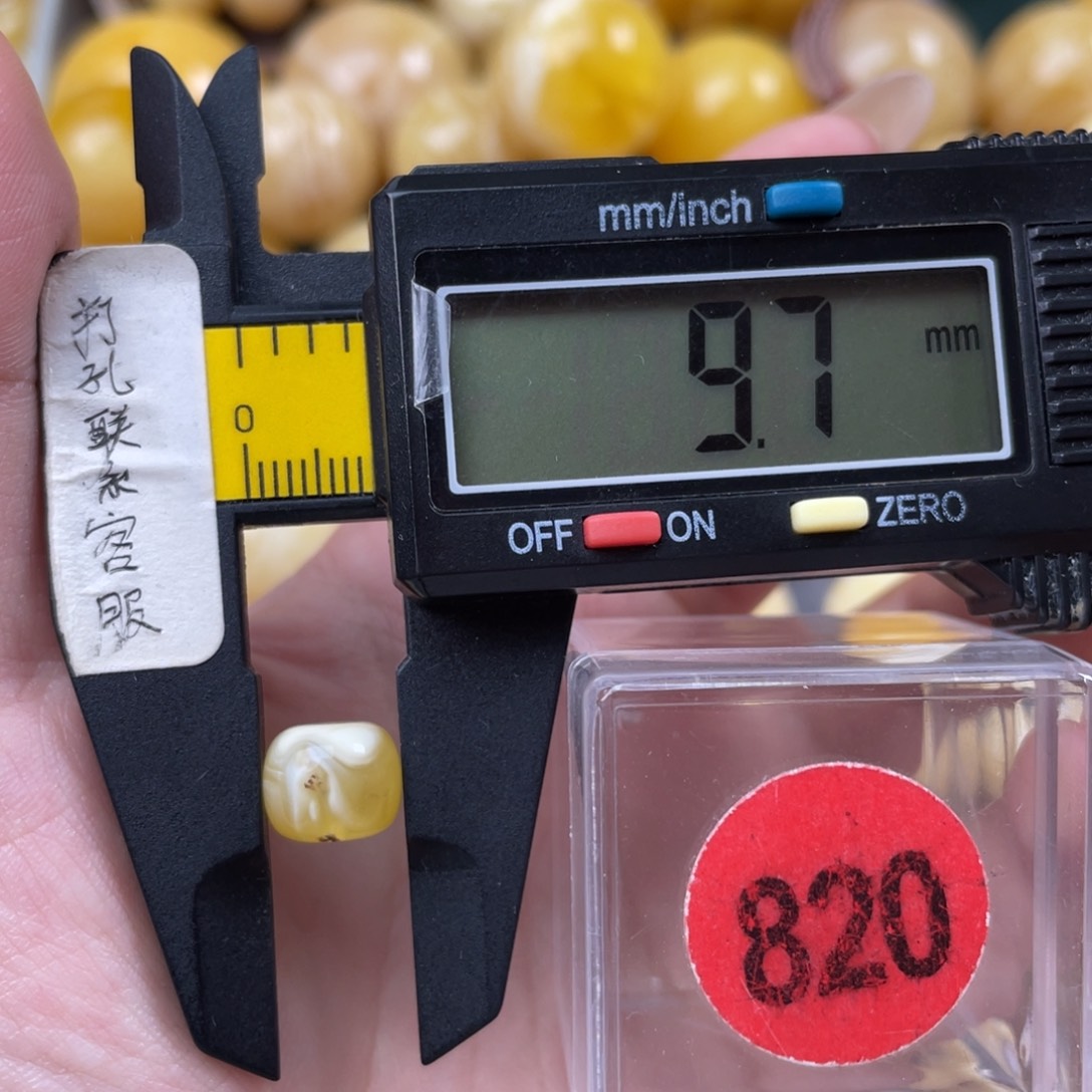 蜜蜡未镶嵌珠宝奇石