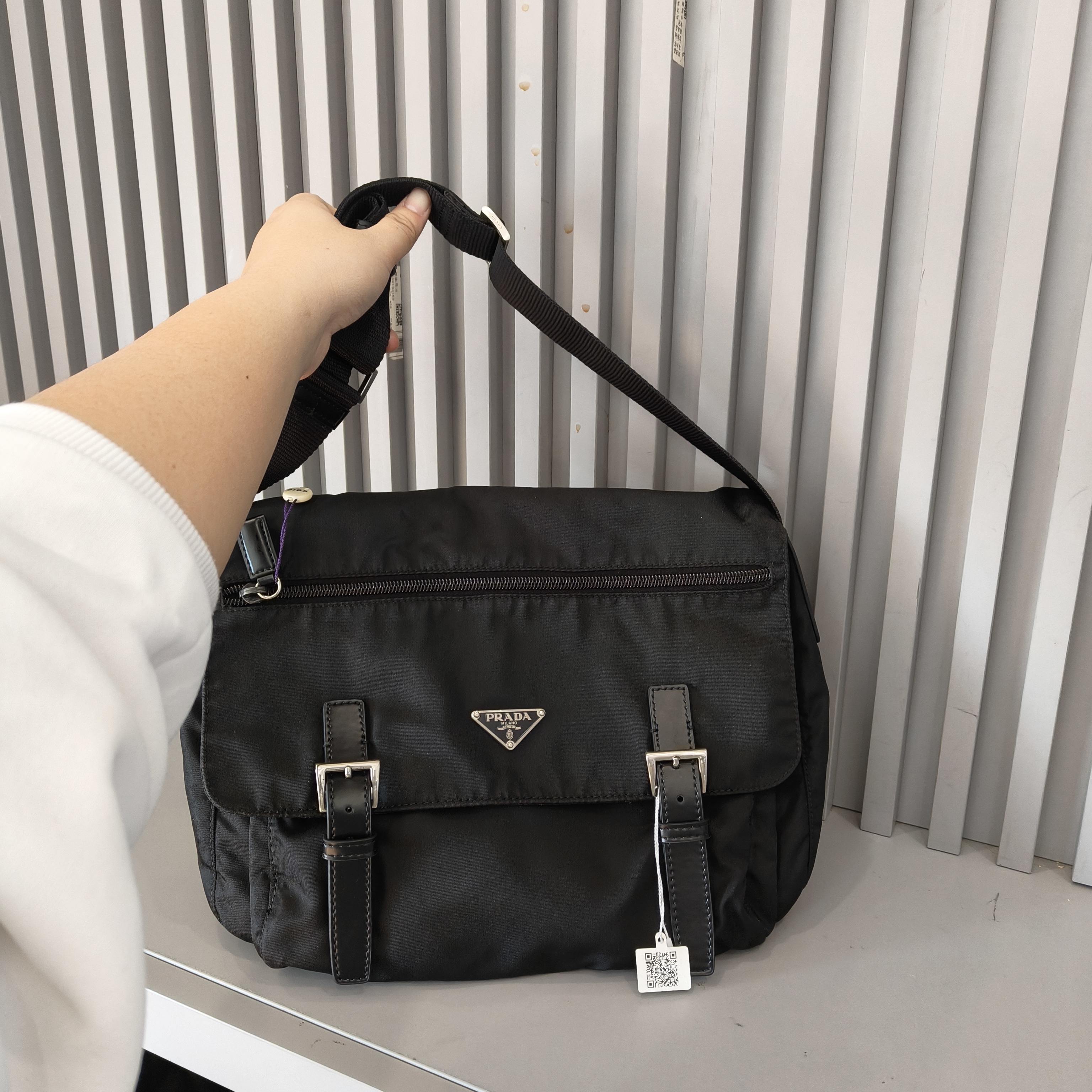 95新 Prada/普拉达 兔兔奢淼淼/普拉达双眼邮差斜挎包/ 241214054
