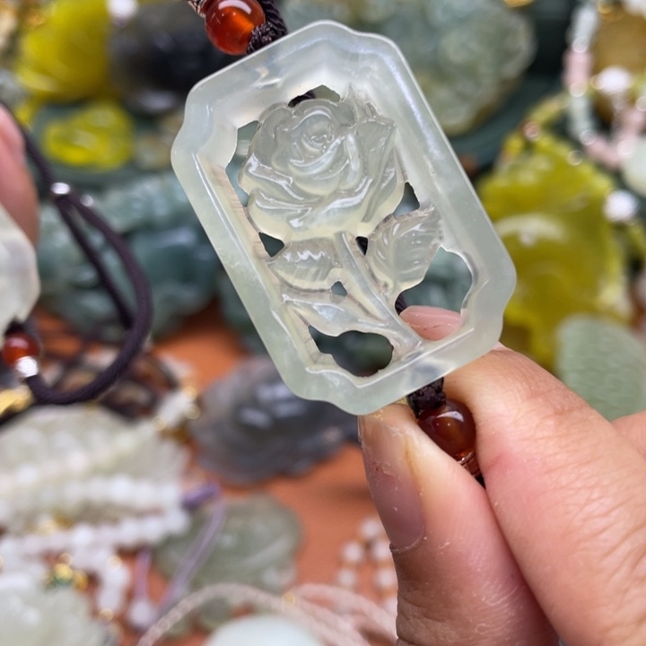 蛇纹石玉未镶嵌吊坠