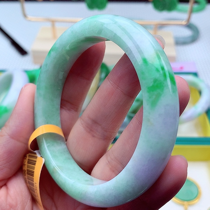 翡翠手镯未镶嵌翡翠