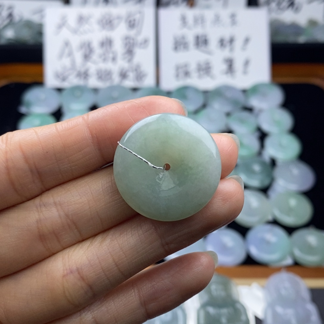 翡翠颈饰未镶嵌平安扣