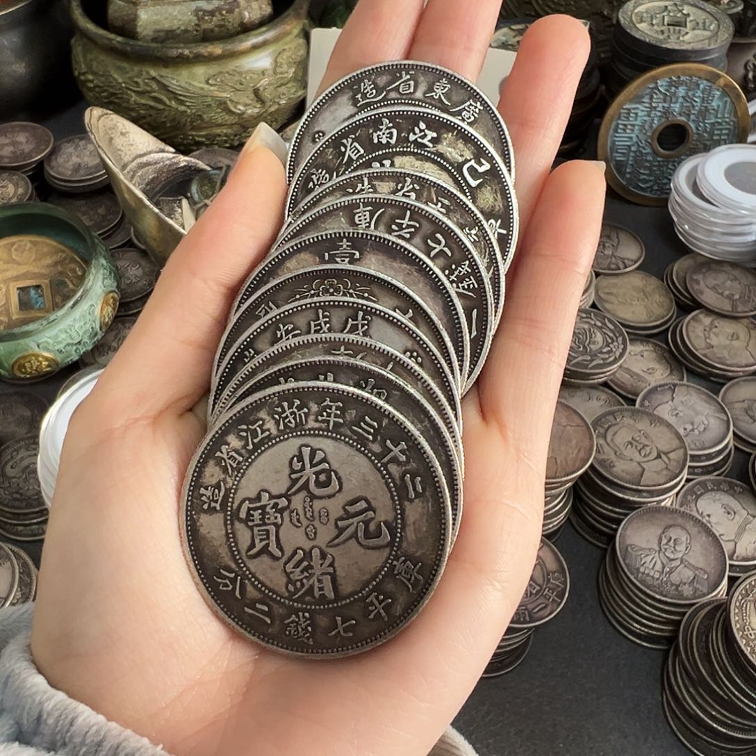 金属复古风格龙洋