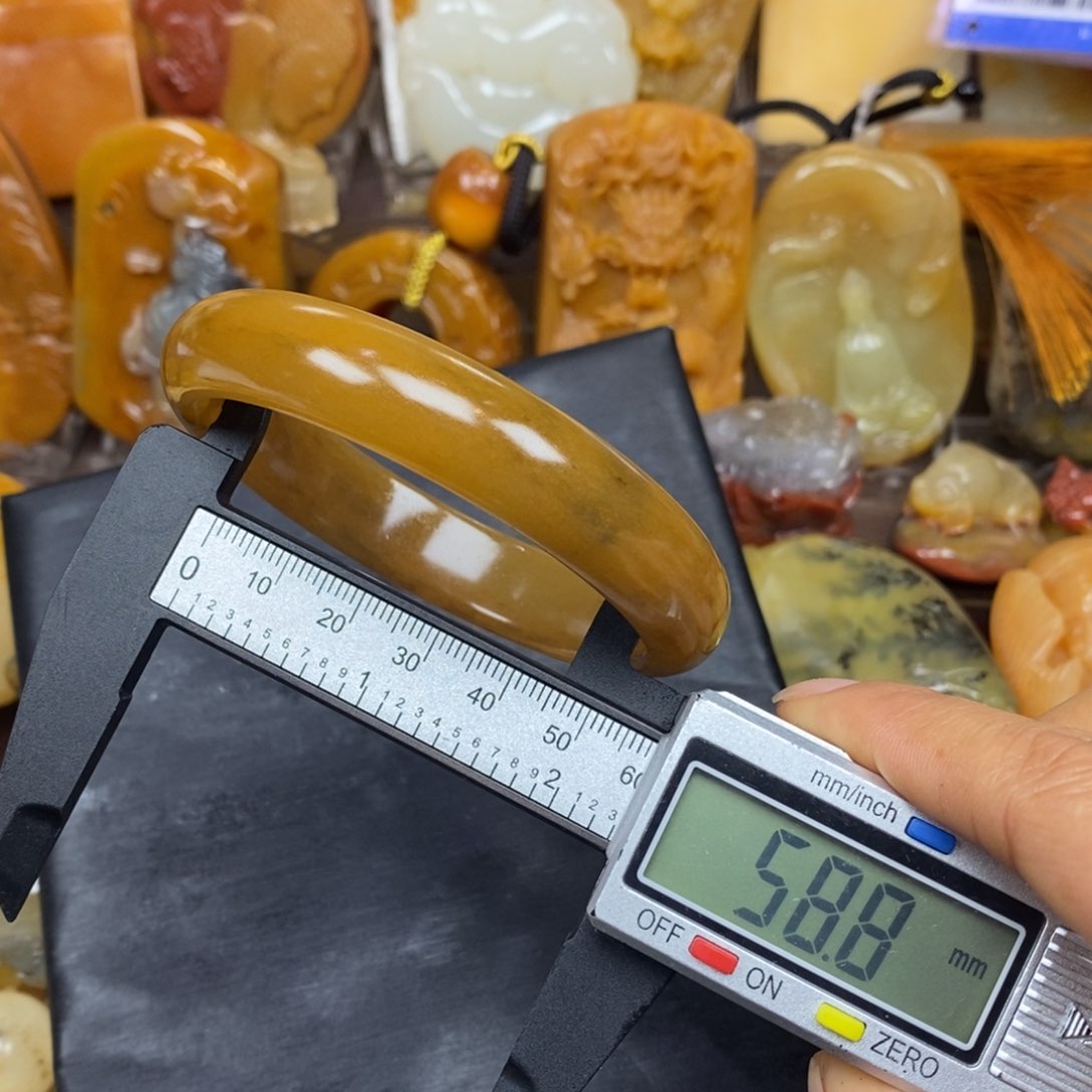 石英质玉（黄龙玉）颈饰未镶嵌