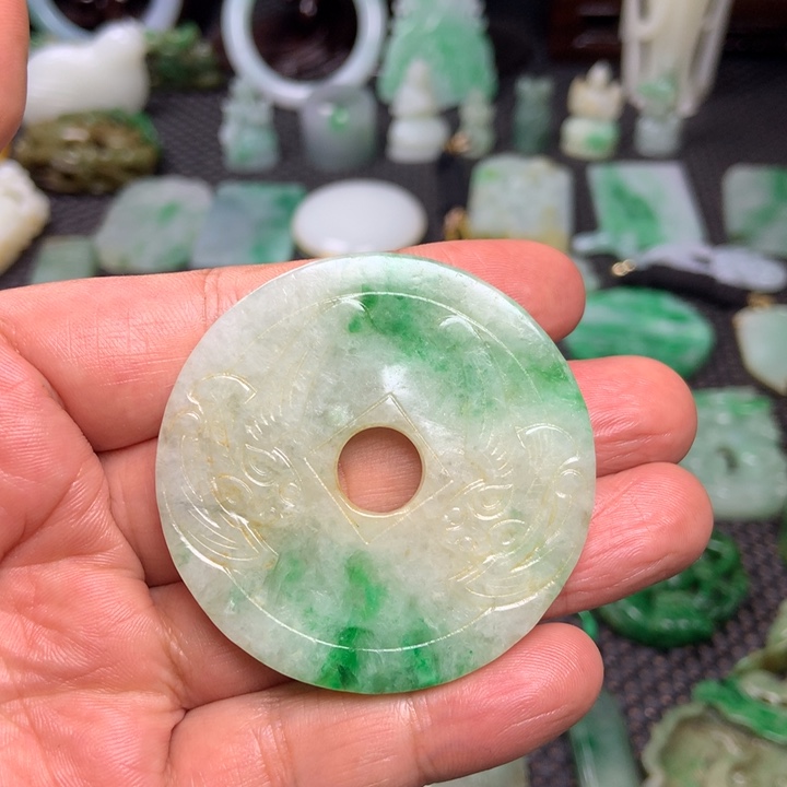 翡翠挂件未镶嵌……