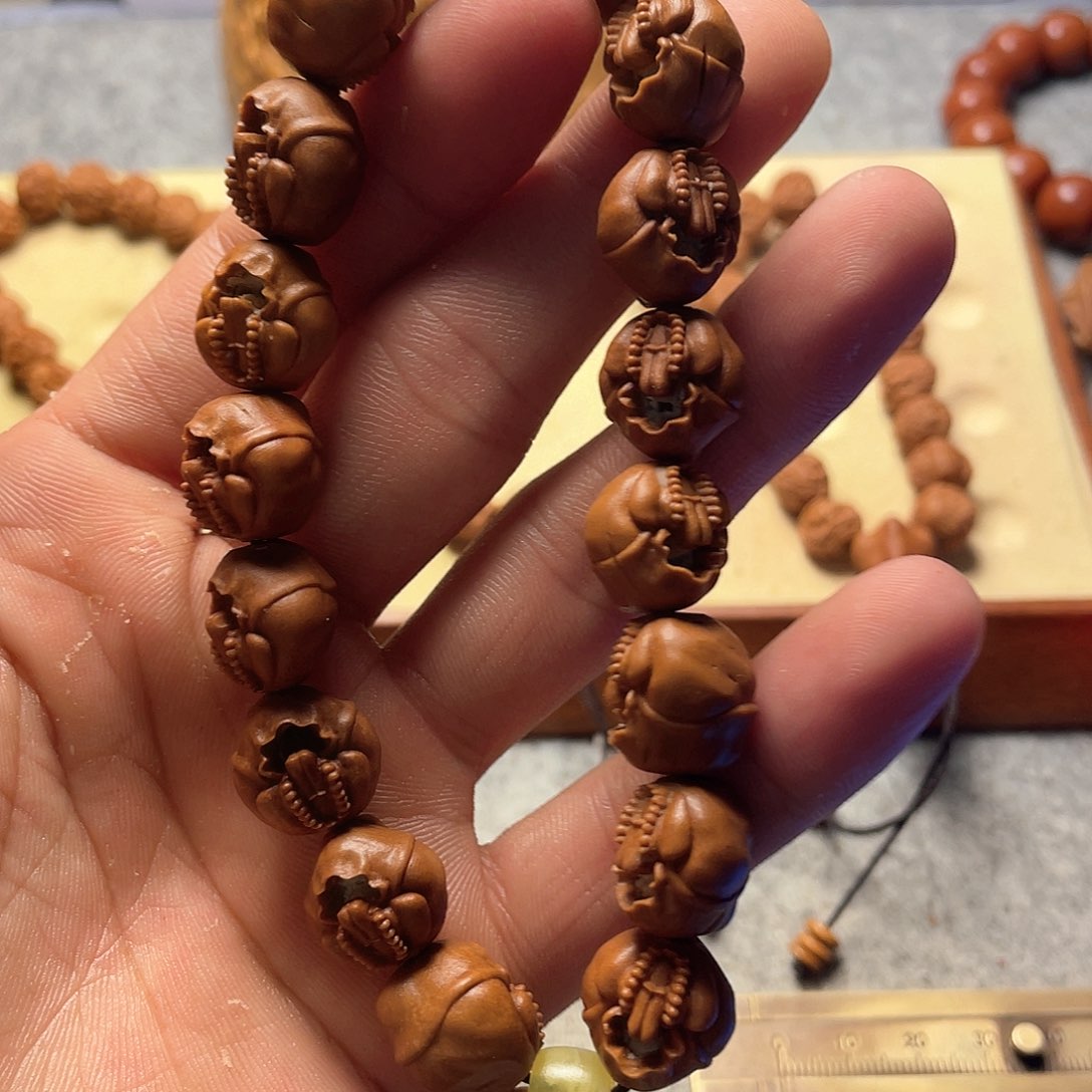 龙纹桃核雕刻镂空无相佛