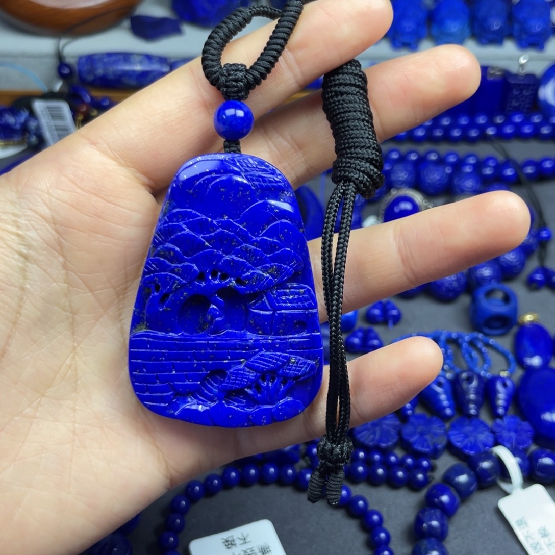 青金石未镶嵌雕刻吊坠