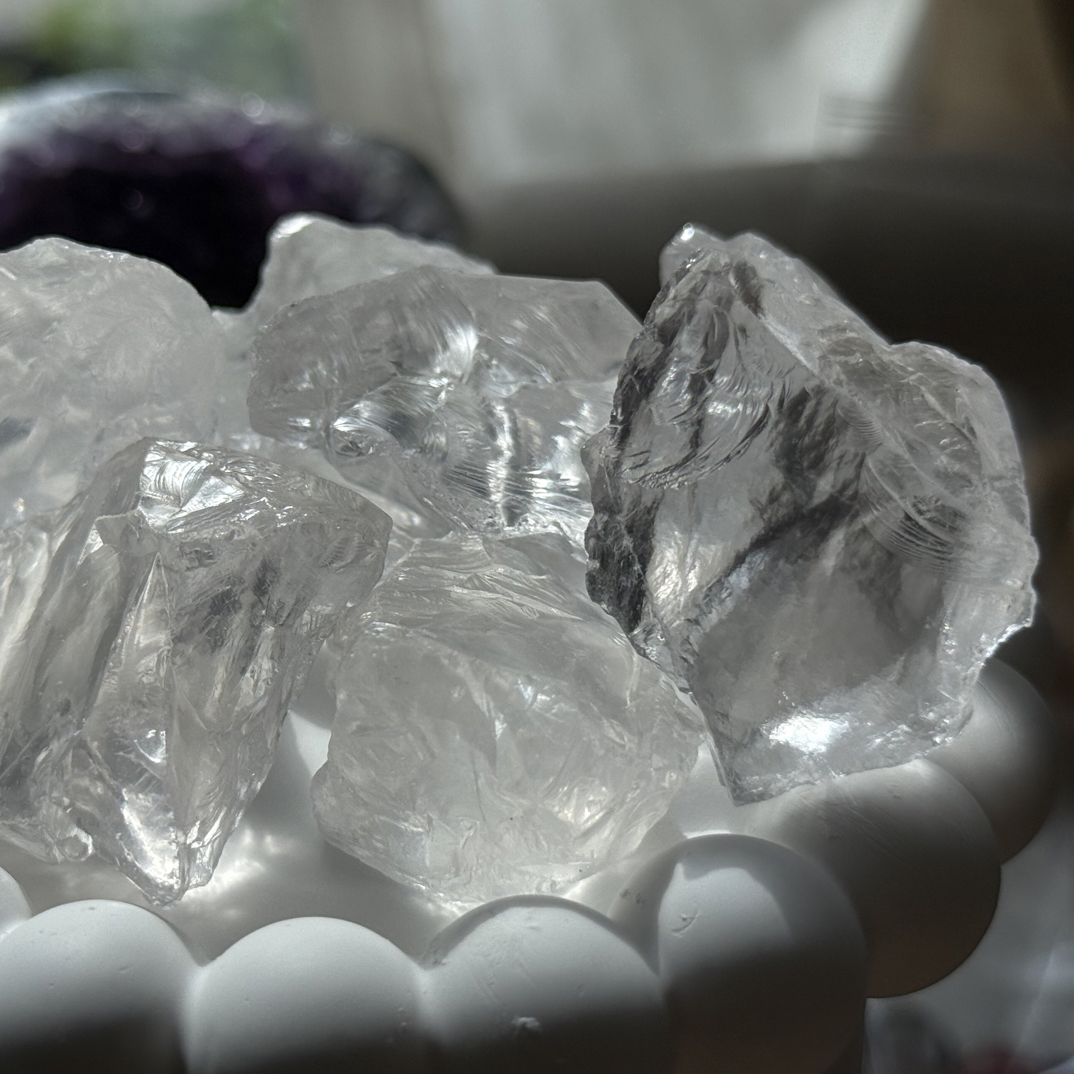 纯天然白水晶透体优质原石消磁石碎石扩香石香薰石鱼缸石桌面摆件