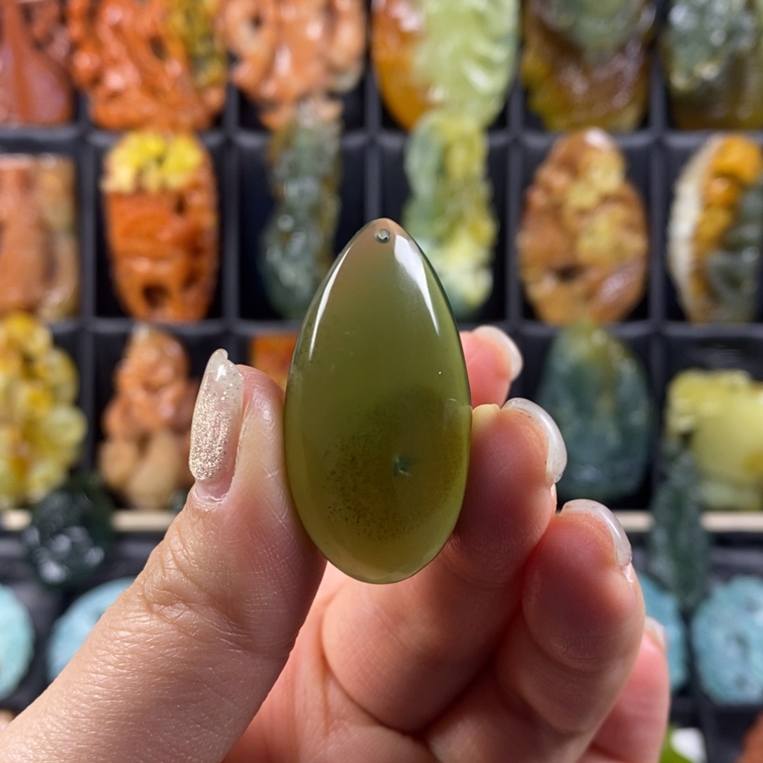 蛇纹石玉颈饰合金