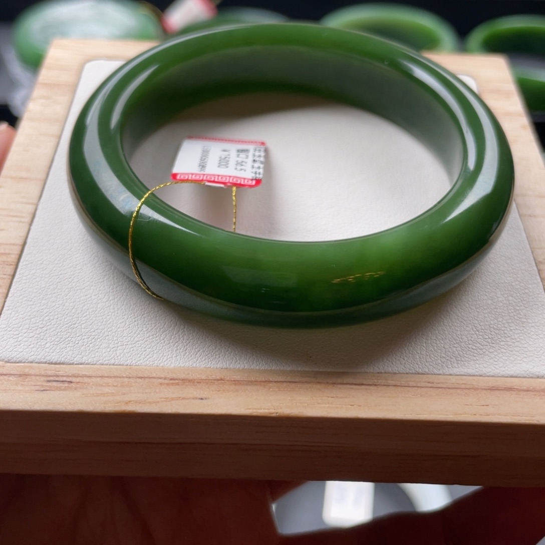 和田玉手镯未镶嵌?