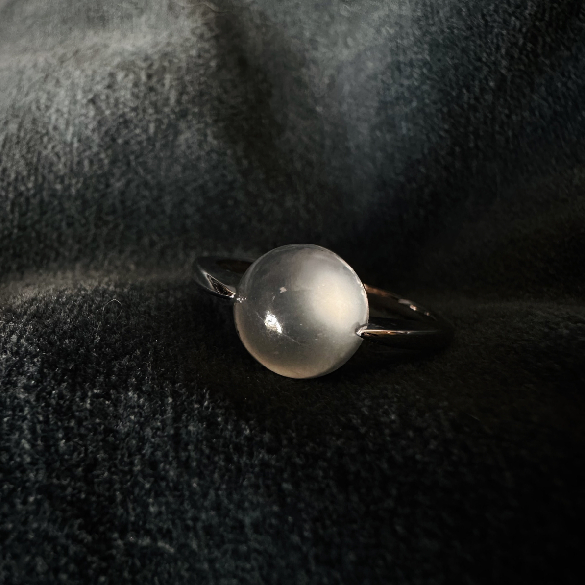 18K金镶嵌高冰正圆蛋面翡翠戒指