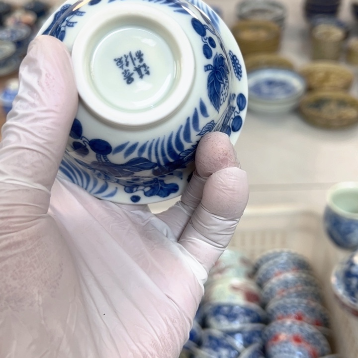 摆件陶白青花鱼藻纹压手杯主人杯完品