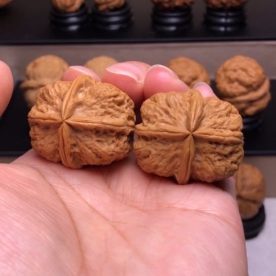 文玩核桃把件磐石四楞33