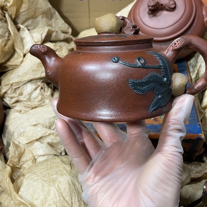 紫砂茶壶矿泥料，手工制作的一把紫砂壶。