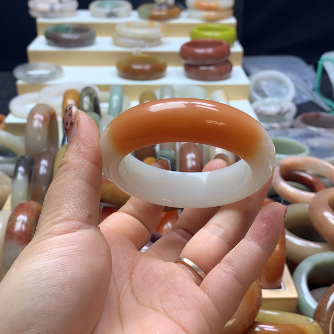 石英质玉手镯未镶嵌苏****?