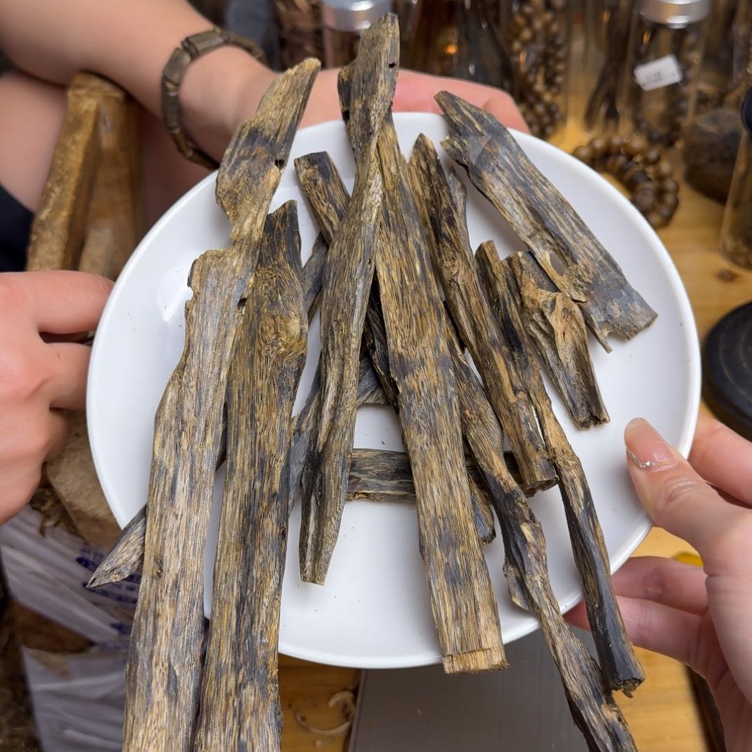 沉香手把件张勺子树心油枝条料177克