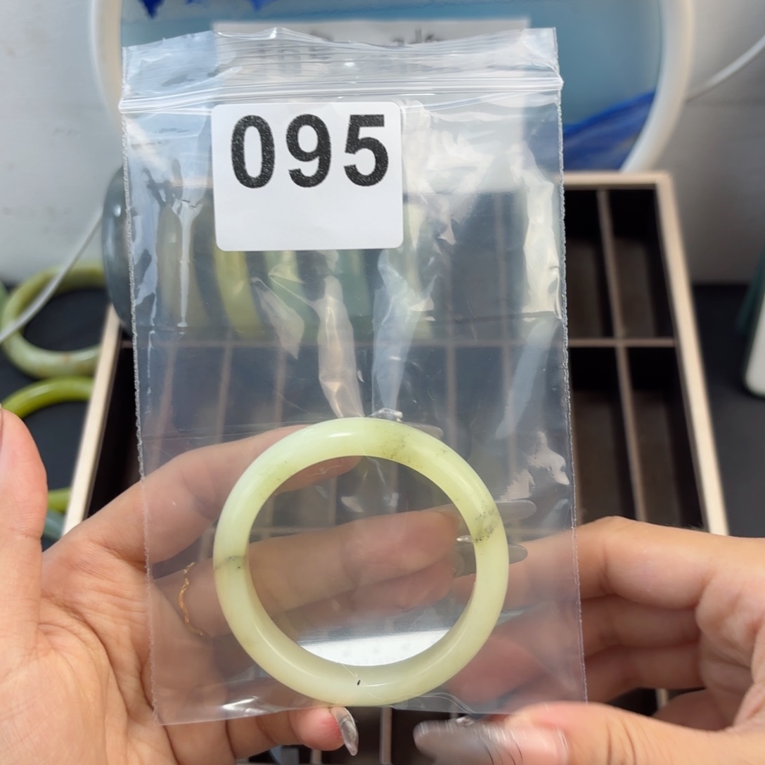 蛇纹石玉未镶嵌手镯草***凌