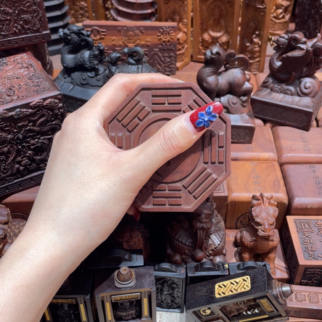 用***7木枣木八图摆件。   