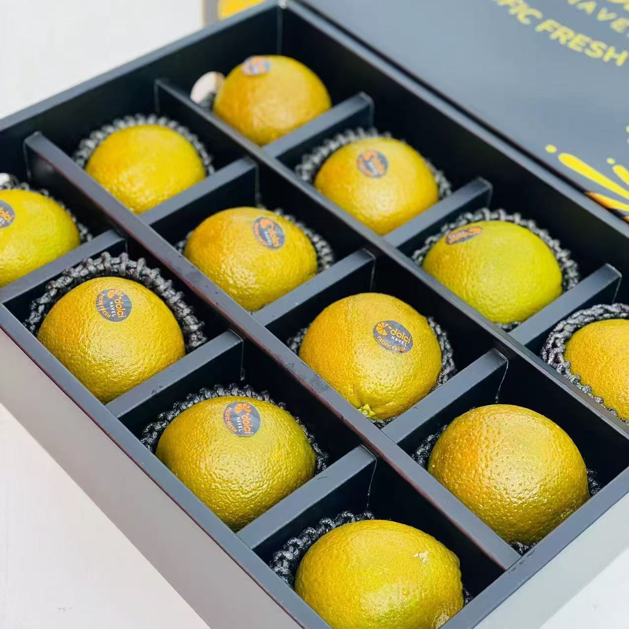 澳洲巧克力橙，一个披着黑绿色外衣的橙子，橙子界的爱马仕，长得像巧克力，口感水份高于普通澳橙，季节限定！