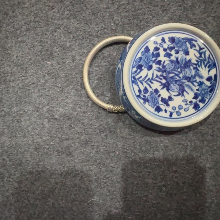 盘青花瓷器小盖子