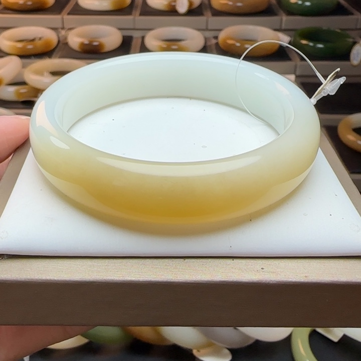 和田玉（糖玉）未镶嵌手镯