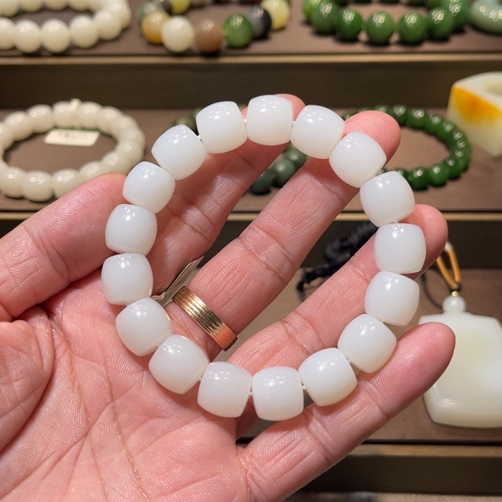 和田玉颈饰未镶嵌鸣*?