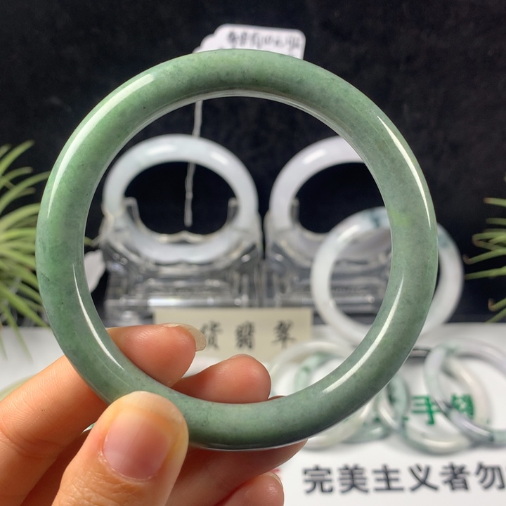 翡翠未镶嵌手镯15号。 59.5圈