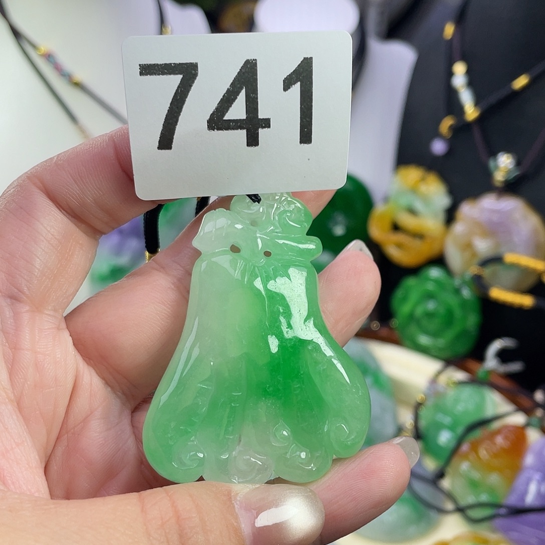 翡翠未镶嵌吊坠(赠链)